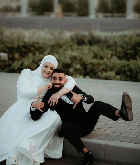 مصرية تحمل زوجها في عيد زواجهما وتحدث تفاعلا