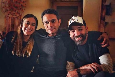 عمرو سلامة مع بطلي الفيلم آسر ياسين وأمينة خليل