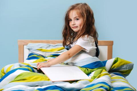 كيف تساعدين طفلك على النوم باكراً؟