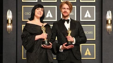 فوز بيلي وشقيقها بالأوسكار لأفضل أغنية العام الماضي