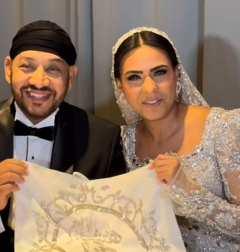 عصام كاريكا يبكي متأثرًا في حفل زفاف ابنته