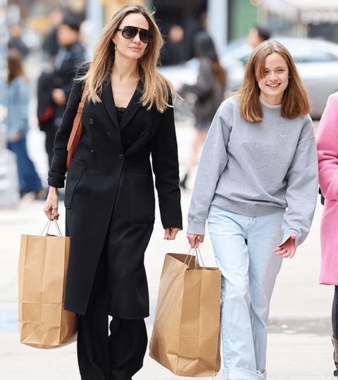 أنجلينا جولي وشبيهتها تتسوقان في مدينة نيويورك